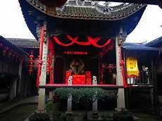 咫尺万里歇后语